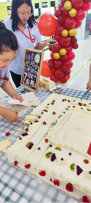 佰福国际富春江购物广场7周年店庆蛋糕齐分享